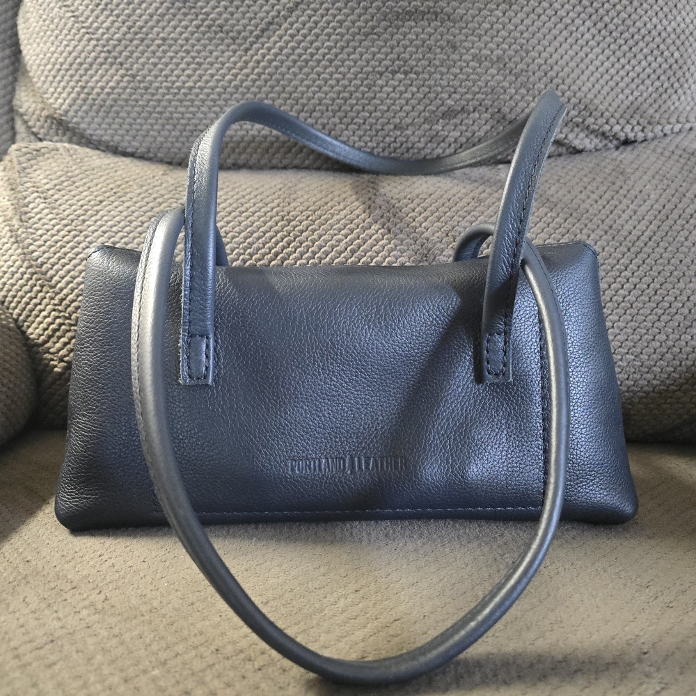 Chic Navy Blue Leather Shoulder Bag - Picture 3 of 7